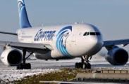 Самолет EgyptAir смог приземлиться с лопнувшим шасси