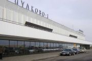 Грузчики в «Пулково» бросали багаж с двухметровой высоты на асфальт