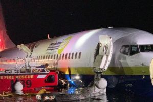В сети появилось видео Boeing 737 упавшего в реку в США.