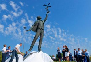 Перед киевским аэропортом «Жуляны» открыли памятник Сикорскому напечатанный на 3D принтере.